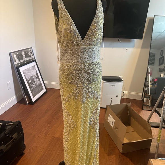 Yellow beaded prom/pageant dress size 12 - Picture 1 of 6